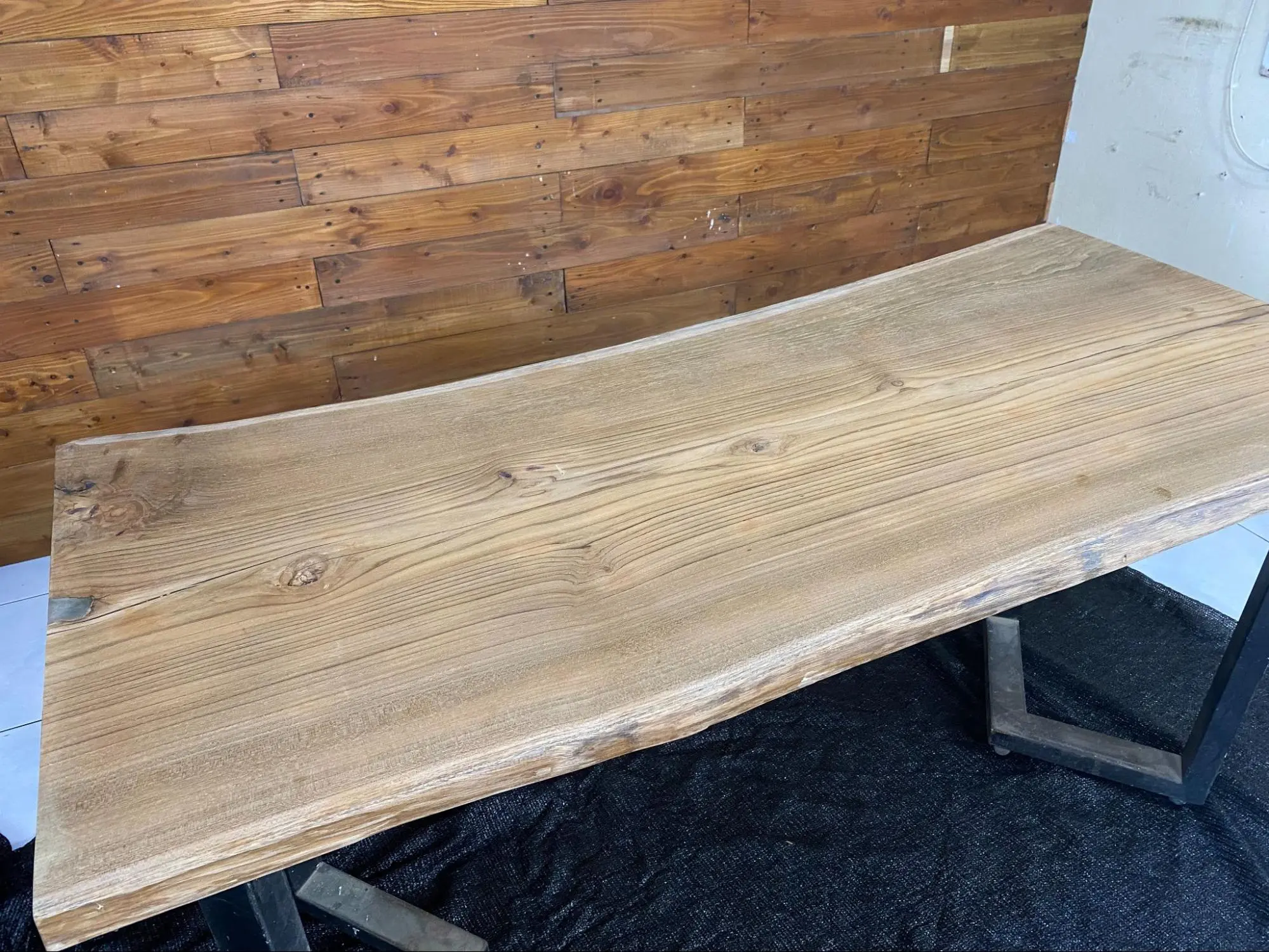 meja kayu yang belum difinishing